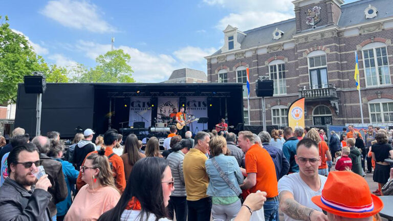 Zonnig weer zorgt voor veel bezoekers en volle terrassen bij viering Koningsdag in Deurne