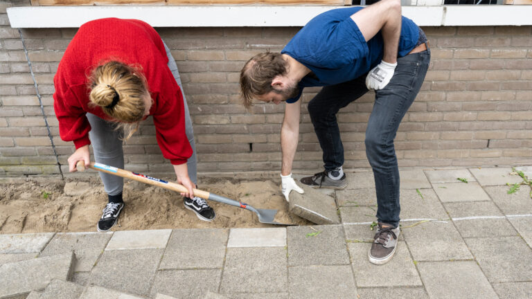 Gemeente Deurne wil dat inwoners gaan tegelwippen en steen vervangen door groen