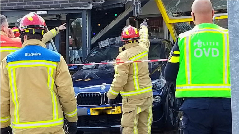 Auto rijdt Praxis Deurne binnen