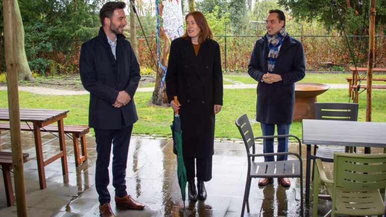 Natte opening van ‘Tuinpadbeleving’ De Wieger