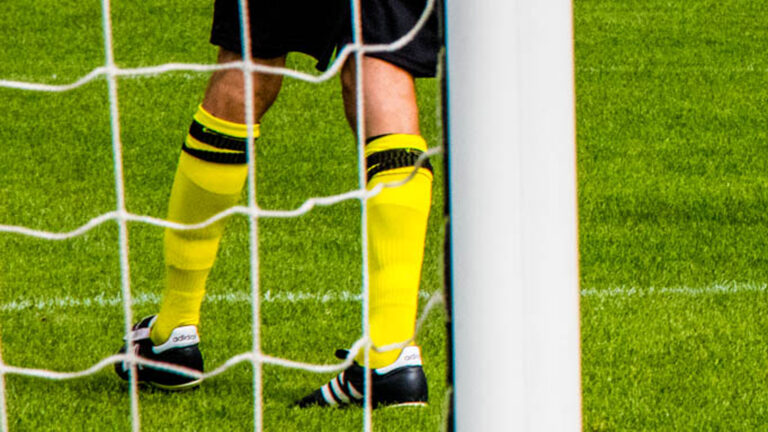 ZSV maakt tegen Volharding geen gebruik van man meer; 8 gele en 2 rode kaarten maar geen doelpunten (0-0)