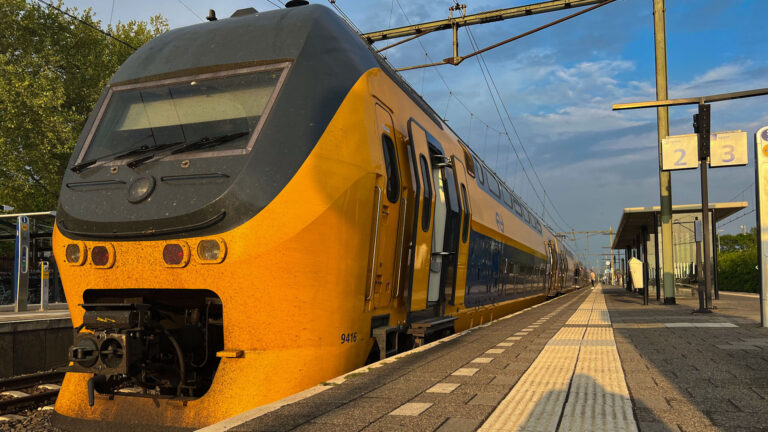 Man zonder vervoersbewijs grijpt in trein bij Deurne conductrice naar de keel