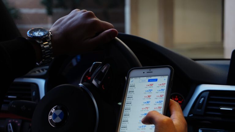 Politie verontrust over smartphonegebruik achter het stuur in Oost-Brabant: ‘Schrikbarend veel overtredingen’