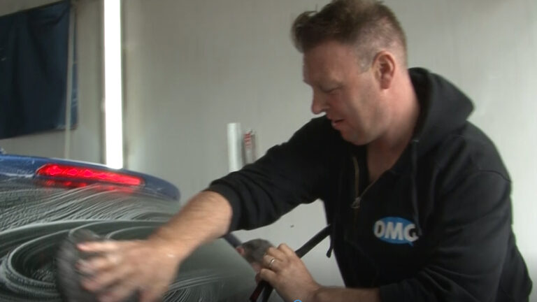 [VIDEO] DMG-dj’s laten auto van Carlo Jansen weer blinken bij Carwash Drive In Deurne
