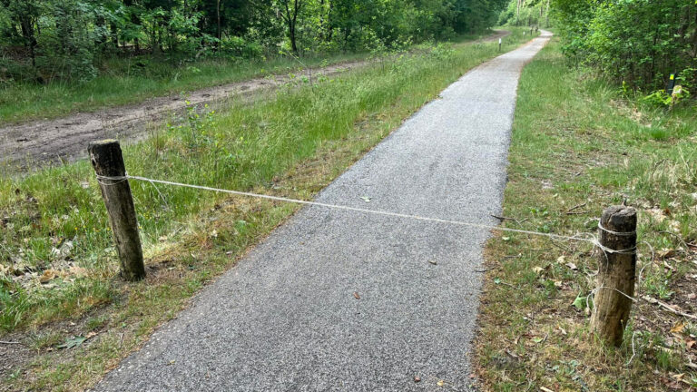 Touw over fietspad gespannen in Liessel; levensgevaarlijk voor fietsers en bromfietsers