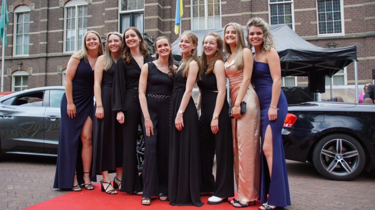 Eindexamenleerlingen Peellandcollege in stijl naar gala op de Markt in Deurne