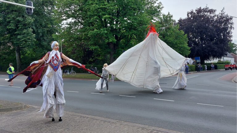 Historische optocht ‘Deurne 1300’ trekt veel bekijks in centrum Deurne