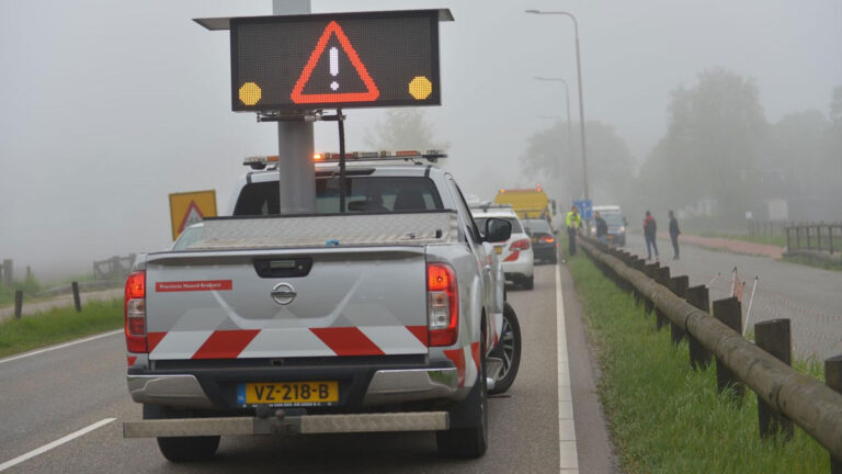 Auto knalt op bestelbus tussen Helmond en Deurne (N270)
