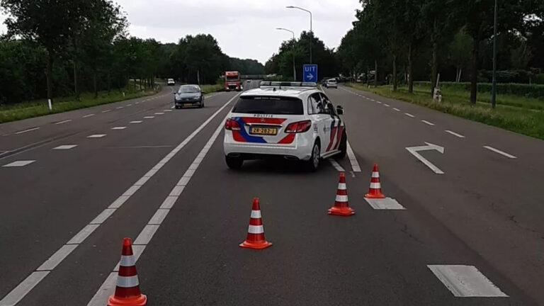 Politie geeft in Deurne bij wegafzetting na ongeval 3 automobilisten bekeuring