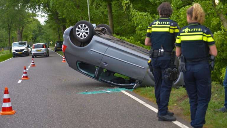 Auto op Liesselseweg vliegt over de kop en botst tegen boom