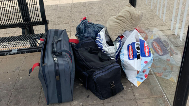 Bagage achtergelaten op station Deurne; spoorwegpolitie onderzoekt verdachte situatie