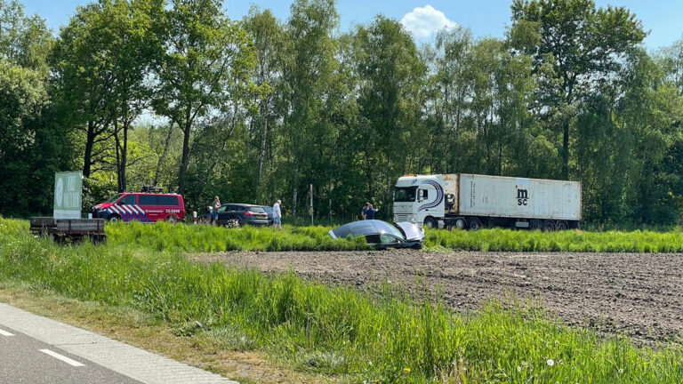 Auto raakt bij Vlierden van de weg en belandt in greppel