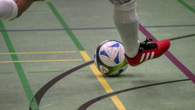 Gezelligheid staat voorop bij zaalvoetbaltoernooi in Sporthal De Peelhorst