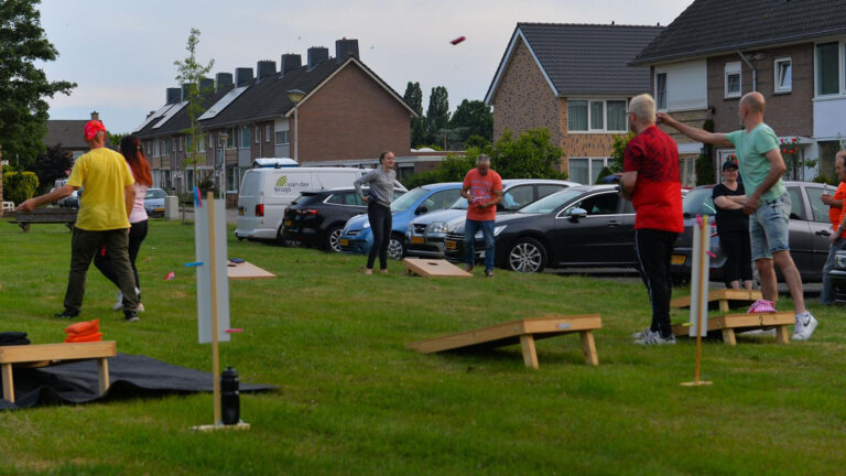 Nederlandse kampioenen cornhole oefenen in Houten Hoek: ‘Niet zomaar wat met zakken gooien’