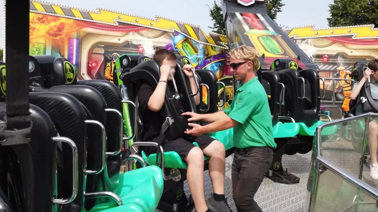 [VIDEO] DMG test kermisattracties live in radio-uitzending: “Goeiedag wat gaat dat hard”