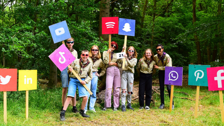 Leden Scouting St. Jozef op patrouille bij landelijke wedstrijden in Baarn