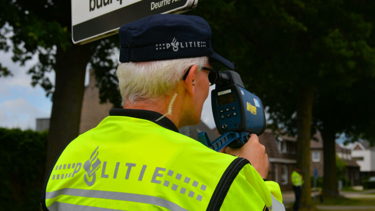 Politie slingert 317 automobilisten op de bon bij snelheidscontroles Milhezerweg in Deurne