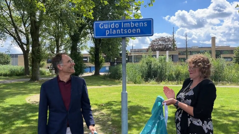 [VIDEO] Nobelprijswinnaar en oud-leerling Peellandcollege Guido Imbens krijgt eigen plantsoen in Deurne