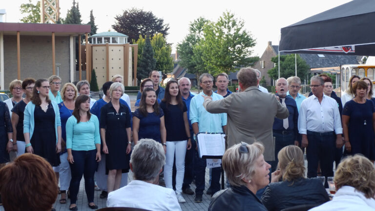 Popkoor Musical Voices en Muziekvereniging St. Willibrordus luiden Neerkantse zomer in