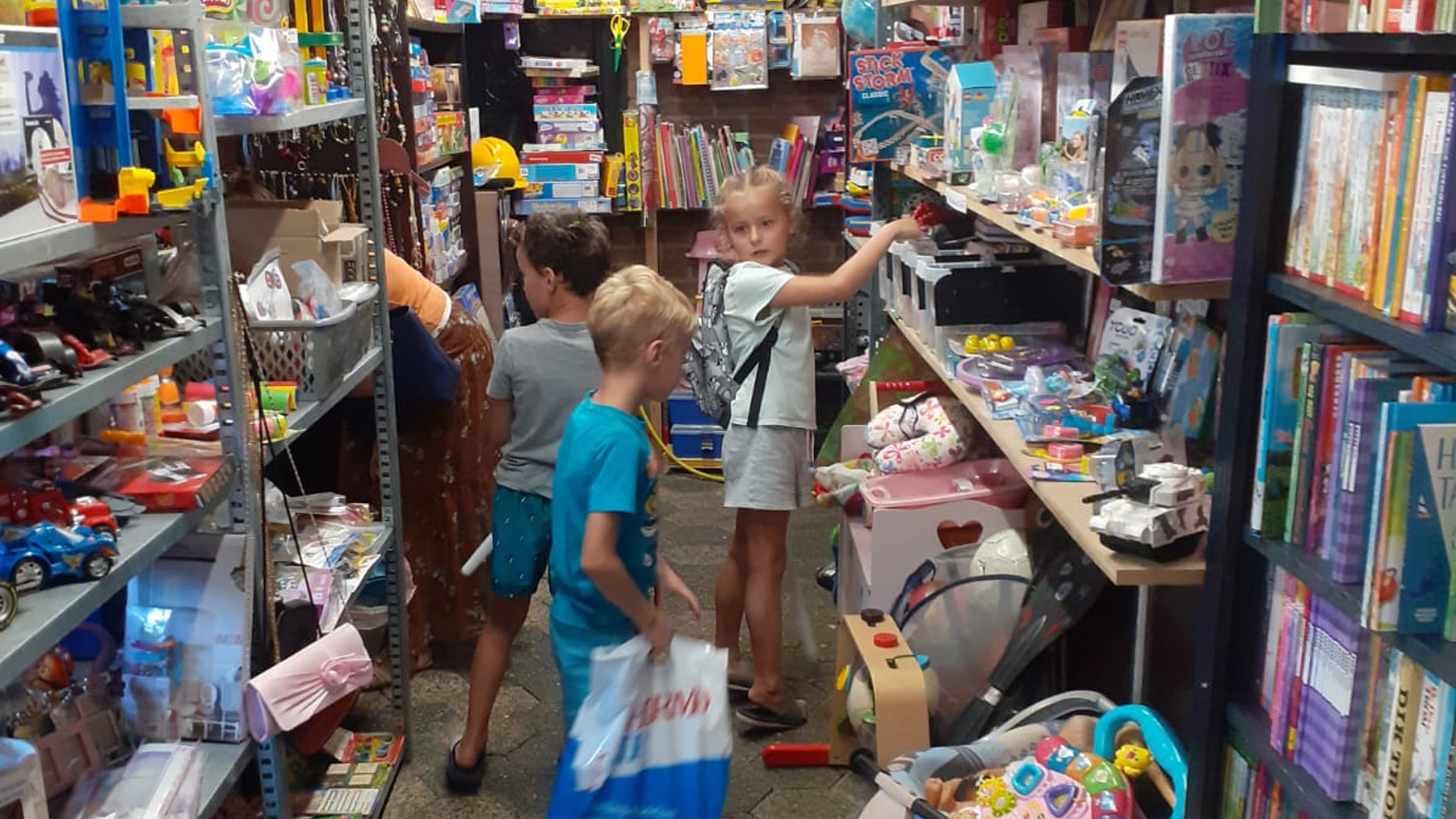 Verscheidenheid Kanon Verpletteren Oekraïense kinderen zoeken speelgoed uit in winkel van Ans en Charles in  Deurne; 'Heftig maar prachtig' | Deurne Media Groep