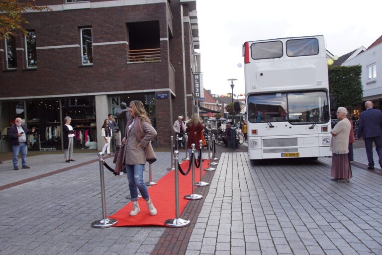 Kledingwinkels maken zich op voor modezondag in centrum Deurne