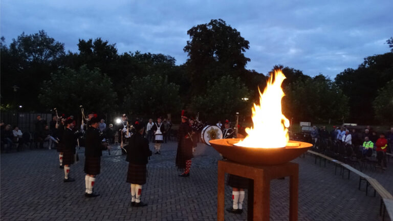 [VIDEO] Viering 80 jaar bevrijding in de Peel; lopers AV-LGD brengen Vrijheidsvuur naar Deurne