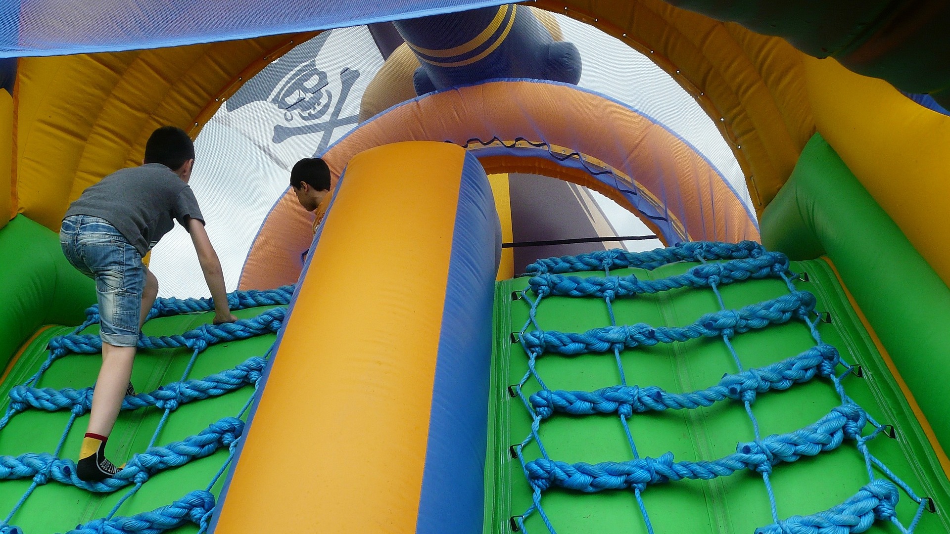 Bijdrage lijn duidelijkheid Sporthal de Peelhorst omgetoverd tot speelparadijs voor Kids Air Fun |  Deurne Media Groep