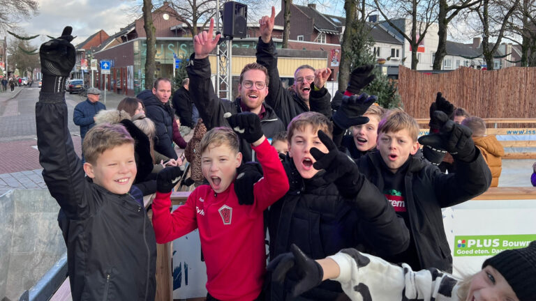 Dringen geblazen op de Markt voor een plekje om mee te kunnen spelen met DMG on Ice