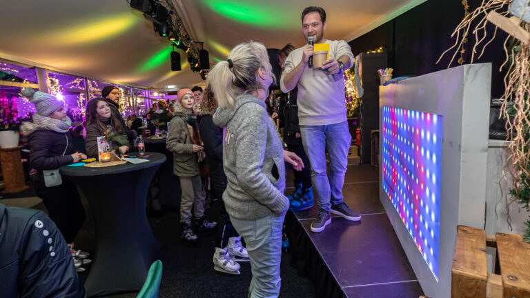 Bezoekers IJsfestijn warmen zich op met swingende Disco Bingo