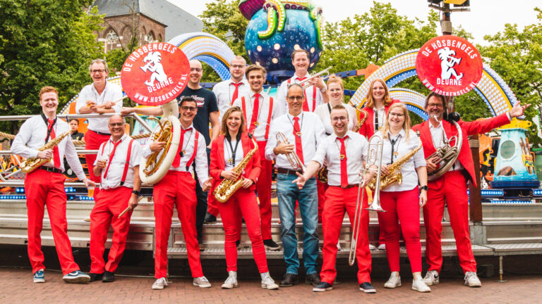 Hôsbengels blazen kermissfeer over terrassen aan de Markt in Deurne