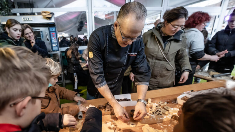 [VIDEO] Belangrijkste ingrediënt voor lekkerste koekje is vooral plezier maken bij Heel Deurne bakt