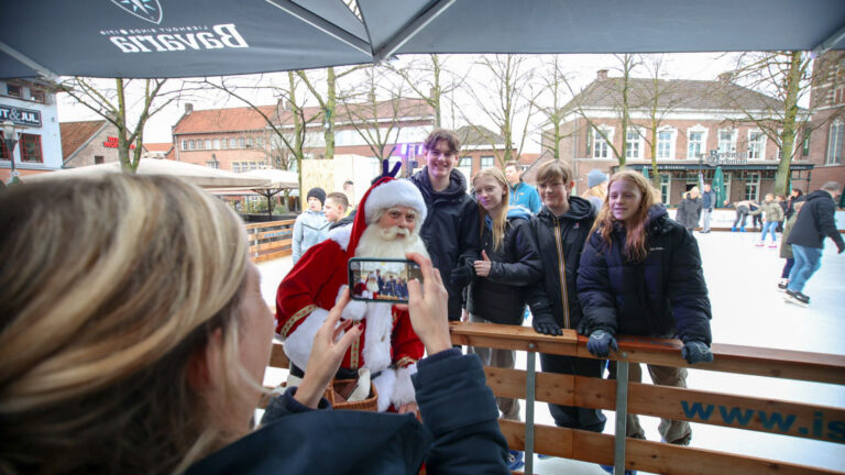 Uitleven op de ijsbaan of op de foto met kerstman; het kan allemaal bij het IJsfestijn in Deurne