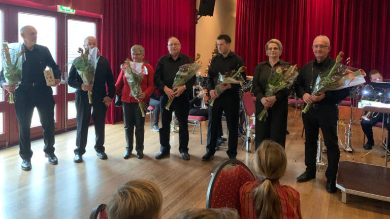 Jubilarissen van muziekvereniging Wilona in het zonnetje gezet tijdens kerstconcert