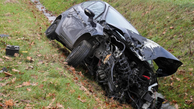 Auto belandt in sloot na botsing tegen boom op Keulsebaan Neerkant