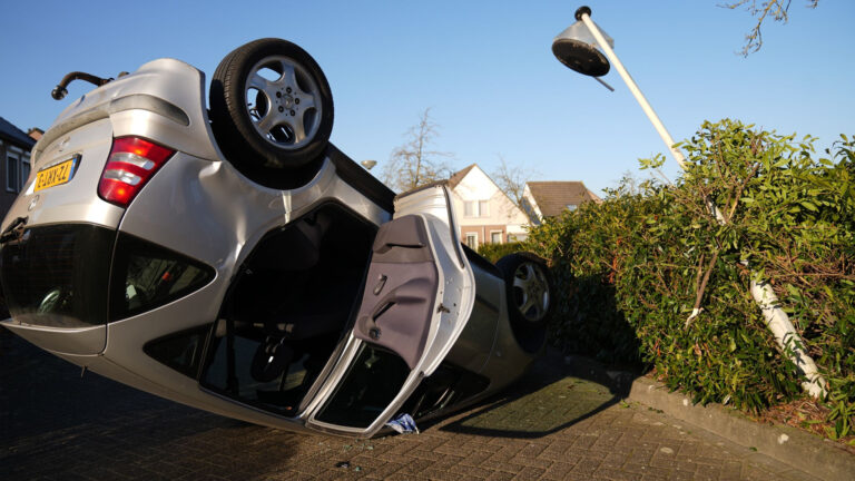 Auto slaat na botsing met lantaarnpaal over de kop in Meidoorn Liessel