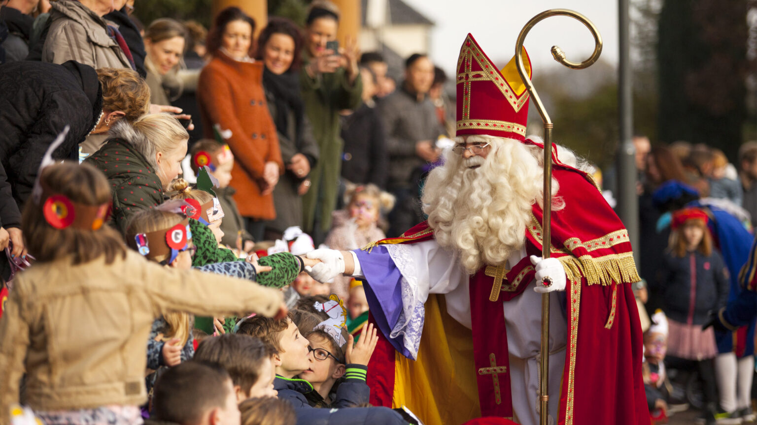 ‘Heeft u thuis ook een mijter op?’: kinderen stellen vragen aan