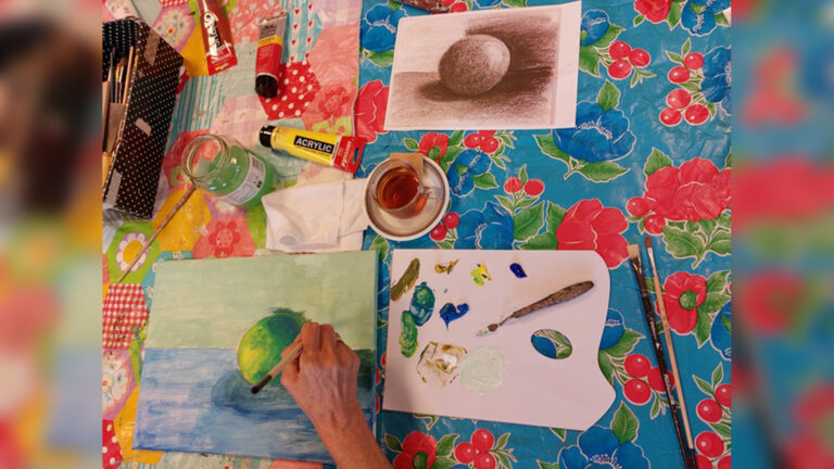 Bij Atelier ‘Laat je zien’ kunnen mensen met dementie even hun zorgen ‘weg schilderen’