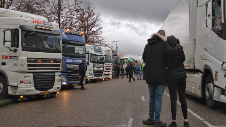 [VIDEO] Honderden truckers zorgen voor imposant eerbetoon aan Wesley van Rijt