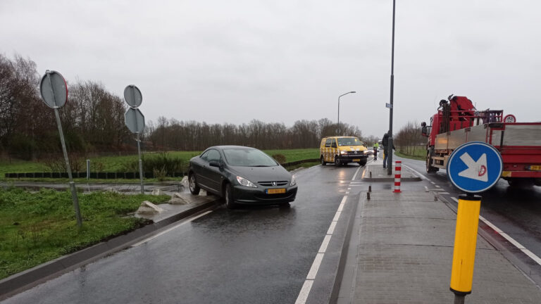 Auto rijdt zich vast op varkensrug aan Knoflookpad in Deurne