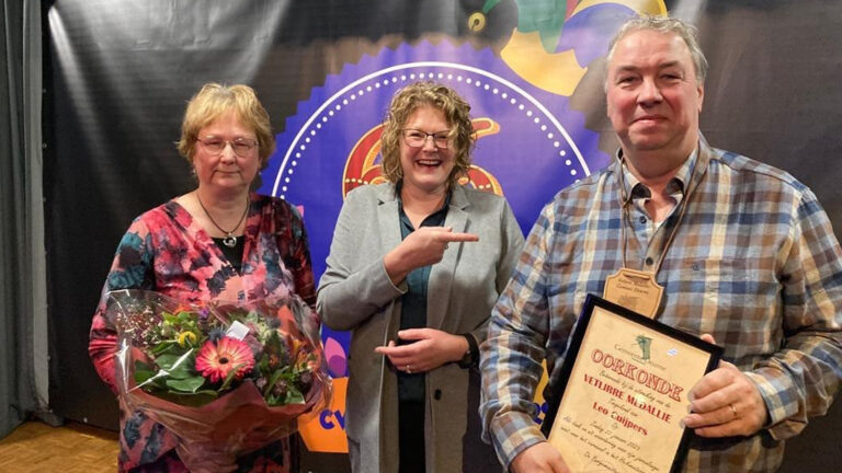 Leo Cuijpers krijgt Vetlirre Medaille bij De Heikneuters in St. Jozefparochie