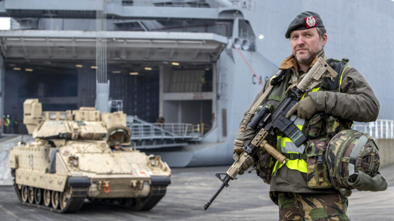 Groot transport met honderden Amerikaanse tanks en ander militair materieel door regio