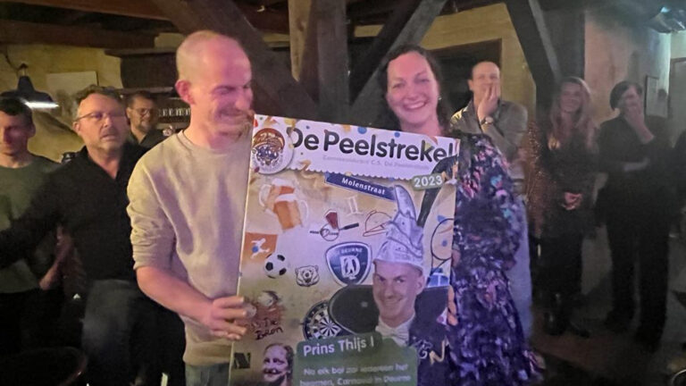 Peelstrekels bezorgen carnavalskranten; eerste exemplaar aan prins Thijs uitgereikt