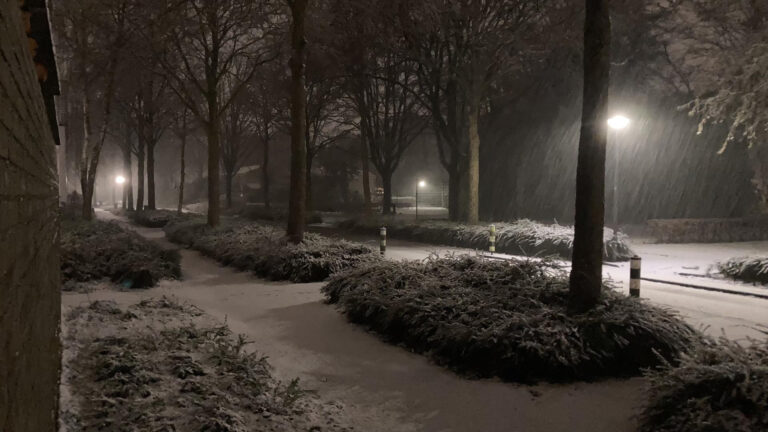 Deurne wordt wakker in witte winterwereld; drukste ochtendspits sinds 2019