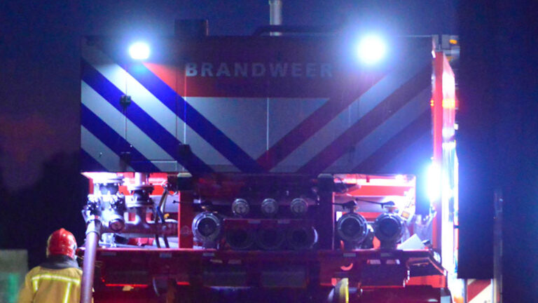 Brandweer blust beginnende stalbrand aan Bosrandweg Deurne