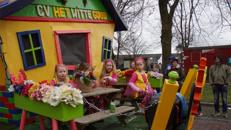 Winnaars optocht Deurne; krasse 88-jarige Thea Mansvelders doet al meer dan 50 keer mee