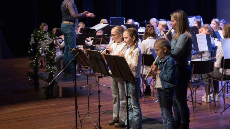 Kennismaken met blokfluit tijdens gratis proeflessen voor kinderen bij Koninklijke Harmonie Deurne