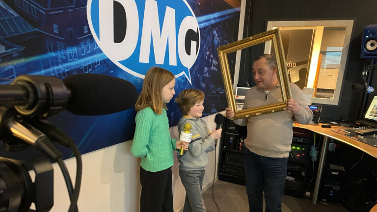 [VIDEO] Reporters van Kids Flits op bezoek in radiostudio van DMG voor interview met VIP