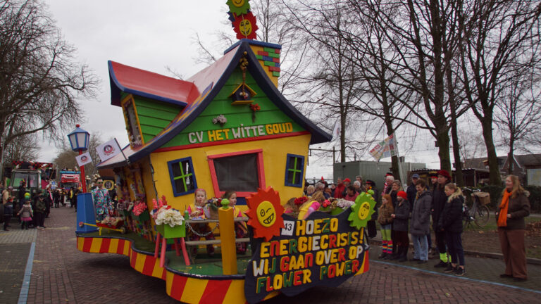 Grote belangstelling voor vele kleurrijke wagens en groepen bij optocht Deurne