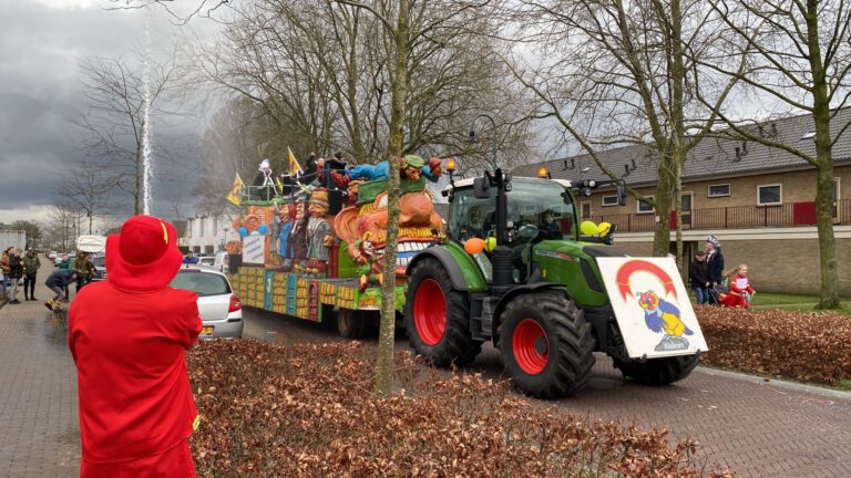 Optocht Neerkant vol originele creaties en veel carnavalsvreugde: ‘We mogen weer!’