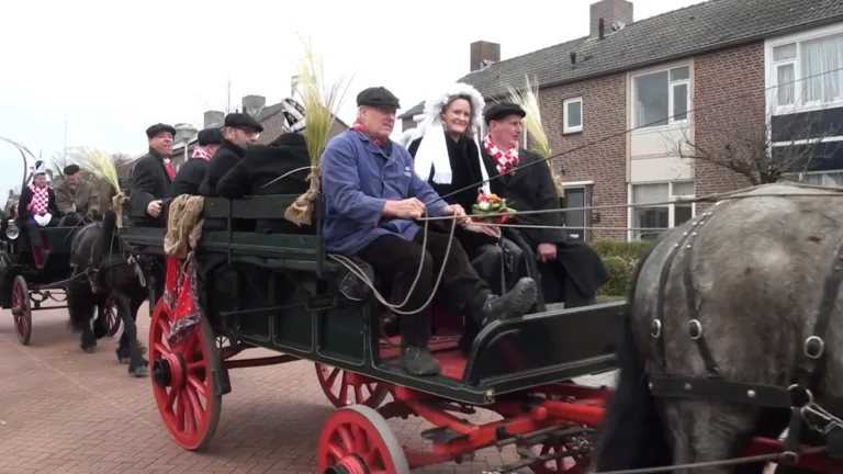 [VIDEO] Peter en Janneke Kusters in de onecht verbonden bij boerenbruiloft Liessel